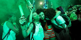 Po hiszpańsku „ani jedna kobieta mniej) to ruch feministyczny czwartej fali oddolnej ameryki łacińskiej , który rozpoczął się w argentynie i rozprzestrzenił się w kilku krajach ameryki łacińskiej. Neues Abtreibungsrecht In Argentinien Grosser Erfolg Fur Die Frauen Taz De