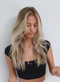 frisuren trend aus l a dieser schnitt zaubert mega volumen in dunne haare haarschnitt glatte haare lange dunne haare frisuren schulterlang
