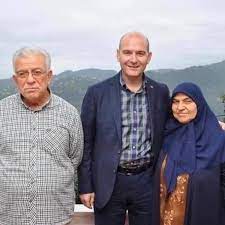 Çok sevilen siyasetçilerden biri olan ve son zamanlarda gündemden düşmeyen i̇çişleri bakanı süleyman soylu'nun hayatı, ailesi ve babası merak konusu oldu. Mehmet Sevigen Gaziosmanpasada Baba Dostu Abimiz Hasan Soylu Nun Sevgili Esi Ve Icisleri Bakanimiz Suleyman Soylu Nun Annesi Servet Soylu Ablamizi Kaybettik Nur Icinde Yatsin Mekani Cennet Olsun Butun Aileye Bassagligi Ve Sabir