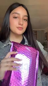 Kari velvet: el toque perfecto para tus labios 💋 Diseñado para brindarte  un color café nude para el día a día que se adhiere a tus labios con una  fórmula ligera y