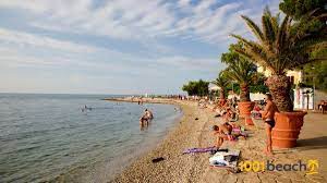 Las aguas del mar adriático bañan sus pequeñas bahías y playas, las aguas tranquilas y cristalinas predominan en la costa eslovena. Playas En Eslovenia