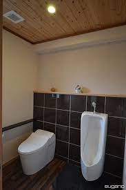 トイレは広めにつくり 小便器も設置 壁にはタイルを貼りました 和風住宅 住宅 トイレ 和風トイレ 小便器 家づくり タンクレス 設計事務所 菅野企画設計 小便器 トイレのデザイン トイレ インテリア