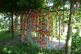 guirlande de balles passees dans des ficelles et suspendues a une echelle jardin des 3 tilleuls fondation sonnenhof jardin sensoriel jardins creation jardin