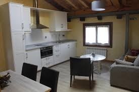 Los soberbios muros de adobe de esta sugestiva casa rural de palencia, puestos en pie con espléndida sobriedad, todos los materiales nobles recuperados minuciosamente en un esfuerzo artesanal impresionante casas rurales palencia.com. Apartamentos La Casa Del Abad Alojamiento La Rioja Turismo