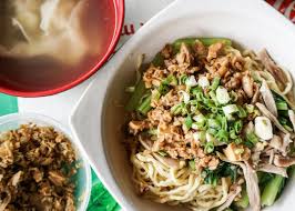 Untuk yamin ala mie keriting luwes ini cenderung gurih. Mie Ayam Enak Di Jakarta Barat Yang Menggoyang Lidah Roomme