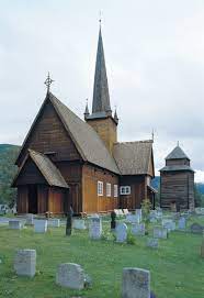 Die vågå kirke ist eine kreuzkirche mit kurzen seitenschiffen. Vaga Kirke Store Norske Leksikon