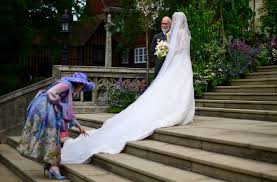 Zum dritten mal innerhalb eines jahres haben in windsor royale hochzeitsglocken geläutet: Lady Gabriella Windsor Stuns In Exquisite Wedding Dress As She Marries Thomas Kingston Irish Mirror Online