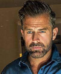 Pin By Laura Diaz On Caramel In 2021 Old Man Haircut Handsome Older Men Old Man Face
