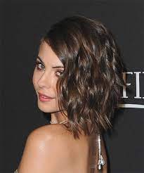 Willa Holland Medium Wavy Mocha Brunette Hairstyle Holland Hair Hair Styles Brunette Hair Color