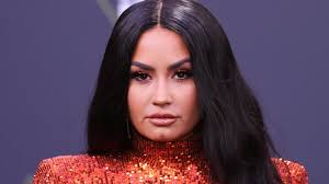 Demi lovato's hairstylist reveals the inspiration behind her dramatic new blond pixie haircut. Demi Lovato Dealer Verging Sich In Der Nacht Ihrer Uberdosis An Ihr