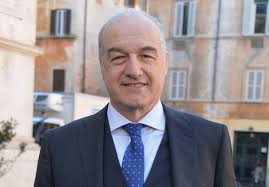 Il sondaggio che lo incorona. Il Saluto Romano E Piu Igienico Il Candidato Michetti Manda La Sinistra Al Manicomio Il Primato Nazionale