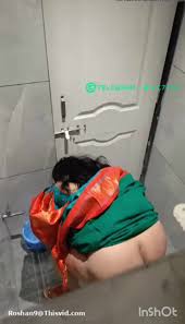 Ind toilet: Green sari Desi bhabhi pissing ass - ThisVid.com