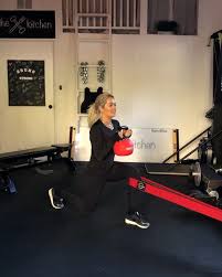 Then turn so your right shoulder points toward the anchor point and repeat the reverse lunge movement, this time stepping your left foot back. Pin Auf Exercise