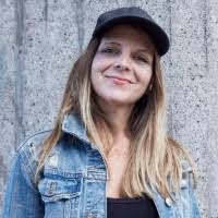 Estelle Barton's Instagram, Twitter & Facebook