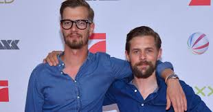 Das duell um die welt) sieben von zehn aufgaben lösen, während eine wand langsam aber stetig die spielfläche immer kleiner. Circus Halligalli Joko Ruckt Klaas Zu Dicht Auf Die Pelle Joko Und Klaas Joko Winterscheidt Joko