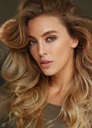 Tara Reynolds's Instagram, Twitter & Facebook