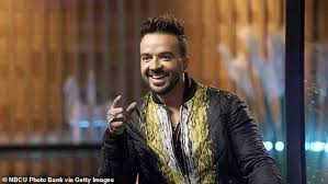 Llueve por dentro , 03:56. The Voice Blake Shelton Tries To Form Unlikely Belsea Alliance With Guest Coach Kelsea Ballerini Daily Mail Online