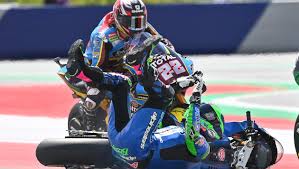 Mit riesenglück für valentino rossi. Vier Piloten Verletzt Haarstraubender Unfall Spielberg Stockt Der Atem Krone At