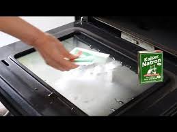 Nach dem backen bleiben üble krusten im ofen zurück oder das ganze backrohr ist voll mit öl und fett das stinkt. Backofen Glanzt Wie Neu Reinigen Mit Kaiser Natron Oven Shines Like New With Emperor Soda Youtube
