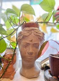 Something about a flower crown makes me extra happy!!! Wishing everyone an  amazing Sunday from hawaii!!! IG @qinstilettos