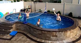 Erstaunlicher Halb Inground Pool Ich Wurde Es Vorziehen Etwas Mehr Von Einer Kante Zu Sitzen Abe Semi Inground Pools Backyard Pool Backyard Pool Landscaping