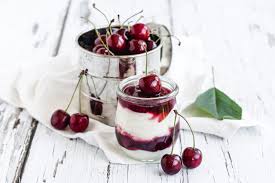 Wie macht man ein himmlisches dessert noch besser? Schnelles Kirsch Dessert Im Glas Mit Quark Creme Madame Dessert