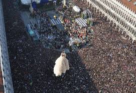 L'emozionante volo dell'angelo del carnevale apre ufficialmente i festeggiamenti del carnevale in piazza san marco. Pin Su Carnevale