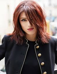 Chaque mèche est sagement ondulée avec une intensité progressive en allant vers les pointes. Coupe De Cheveux Femme Degrade Effile Mi Long 2019