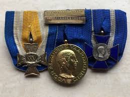 Bij deze telling is het begrip medaille letterlijk genomen, want al bij de olympische spelen van parijs in 1900 werden er wedstrijden door nederlanders gewonnen, maar toen werden er nog geen medailles uitgereikt. Medaille Spange Met Noc Gespen Voor Deelname Olympische Spelen Parijs 1924 En Amsterdam 1928 Military Signs Military Medals Military Art