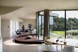 Matematiksel olarak yönlendirilemez olma özelliğine sahip, başlangıcı veya sonu olmayan, iki devamlı. The W I N D House Unstudio Archdaily