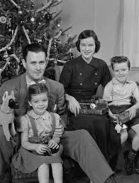 1950 S Black And White Family Photos I Chose This Picture Of A Classic 1950 S Family To Show How This Was The Norm Back Then It Was Usu Family Portraits Vintage Christmas Photos Vintage Christmas