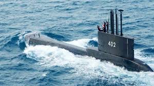 Kapal rs tni al kri dr.soeharso, kanan, berlayar untuk ikut mencari kapal selam kri nanggala yang hilang saat mengikuti latihan pada hari rabu, di lepas pantai banyuwangi, jawa timur, indonesia. 736ri1h3 Rbznm