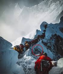 Everest on may 23, 1997, after braving thick snow, strong winds and freezing temperatures since march 1. Hannelore Schmatz Jasad Wanita Pertama Jadi Penghuni Tapak Perkuburan Tertinggi Dunia Di Everest Libur
