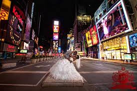 Three Lucky Couples Times Square Meet Tlc S Royal Wedding Contest Wedding Contests Broadway Wedding York Wedding Photography