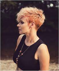 Des Coiffures Courtes Pour Eclaircir Votre Visage Salon Feminin Page 2 Coiffure Courte Cheveux Tres Courts Idees Cheveux Courts