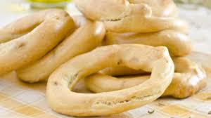 Infine aggiungete il finocchietto e amalgamate all'impasto. Taralli Bolliti Calabresi Antica Ricetta Della Nonna E Alcubo