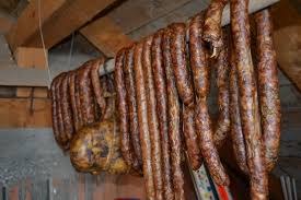 Pregatirea carnii de porc pt afumare intreg procedeul in videoclipul prezentat. Cum Se PregÄtesc CarnaÈii MetodÄ TradiÈionalÄ AÈa Cum Ii PregÄteau Bunicii NoÈtri