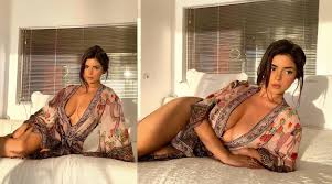 Demi Rose Hot Photo: इंटरनेट सनसनी डेमी रोज ने बेड पर लेटकर दिया हॉट पोज,  शेयर की होश उड़ा देने वाली फोटो | 👍 LatestLY हिन्दी