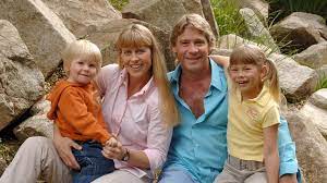 Bindi sue irwin is a passionate wildlife conservationist, who has inherited her parents' bindi made her television debut through the crocodile hunter and has a naturally kind and engaging personality. Tochter Postet Emotionale Zeilen Zu Steve Irwins B Day 44 Promiflash De