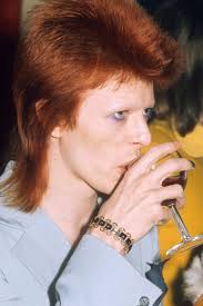 David bowie was as much a fashion icon as he was a rock star. In London Eroffnet Eine David Bowie Cocktailbar Vogue Germany