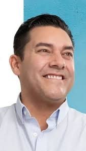 Le atiende los días domingo y martes frente al parque. Glendy Torres  Candelaria Lempira