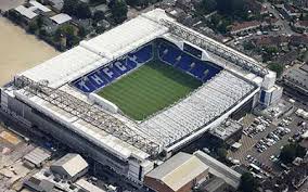 Salah satu keunikan dari tribun stadion ini adalah tinggi tempat duduk di barisan paling depan memiliki tinggi. Stadion Tottenham Hotspur Lama Imagefootball