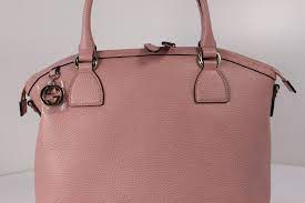 Gucci's love of good leather and fine detailing worked towards creating collections of bags that surpassed every other accessory on the market. Gucci Tasche Luxusstubchen