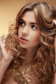 Langes haar sollte nur leicht durchgestuft sein, damit die sprungkraft der locken unterstützt wird. Abendfrisur Mit Locken Und Strahnchen Offen Gestylt Schone Frisuren Fur Lange Haare