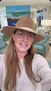 Saying hey! 👋🏻 , So I hat’s going