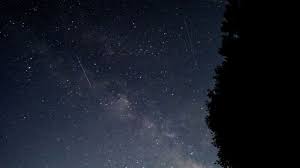 Dzisiejsza noc będzie wyjątkowa, bo częstotliwość pojawienia się meteorytów na niebie może wynosić nawet kilkaset w ciągu godziny. Vwhnwbfypwlv M