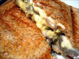 Croque Monsieur A L Oeuf Brouille Champignons Et Emmental Happy Papilles Recette Croque Monsieur Alimentation Recette Croque Monsieur