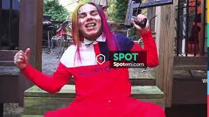 The red polo Tommy Hilfiger of 6ix9ine in her video clip Kooda | Spotern