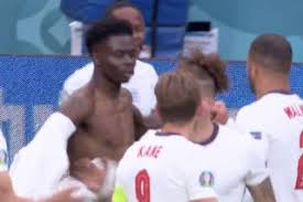 The england manager gareth southgate congratulates bukayo saka after substituting him following his superb display against czech republic. 5u 9gsyevcmrkm