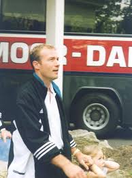 Vivevano a livello locale con i suoi genitori in città durante il suo secondo anno al club e si sono sposati l'8 giugno. Alan Shearer Wikiwand